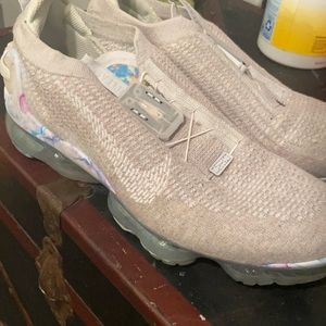 NIKE Mens 10.5 CJ6740-100